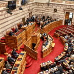 Zelensky parla al parlamento greco. Accompagnato da due neonazisti